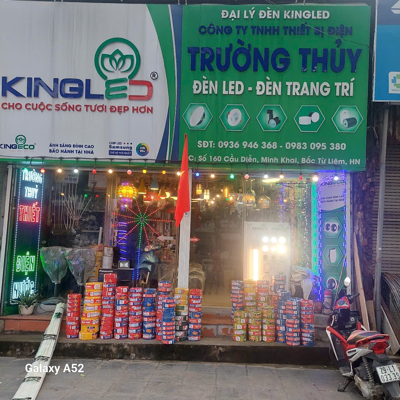 Cửa hàng Trường Thuỷ Lighting – biển hiệu KingLED và khu trưng bày dây điện
